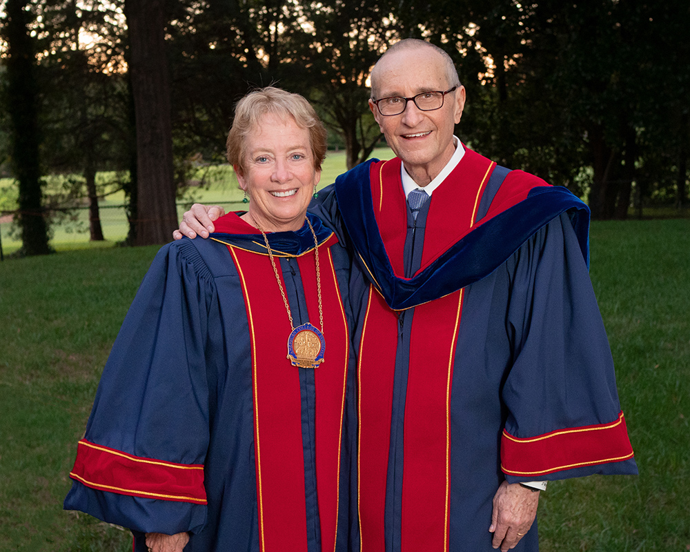 Dr. Freischlag and Dr. Meredith in ceremonial robes. 