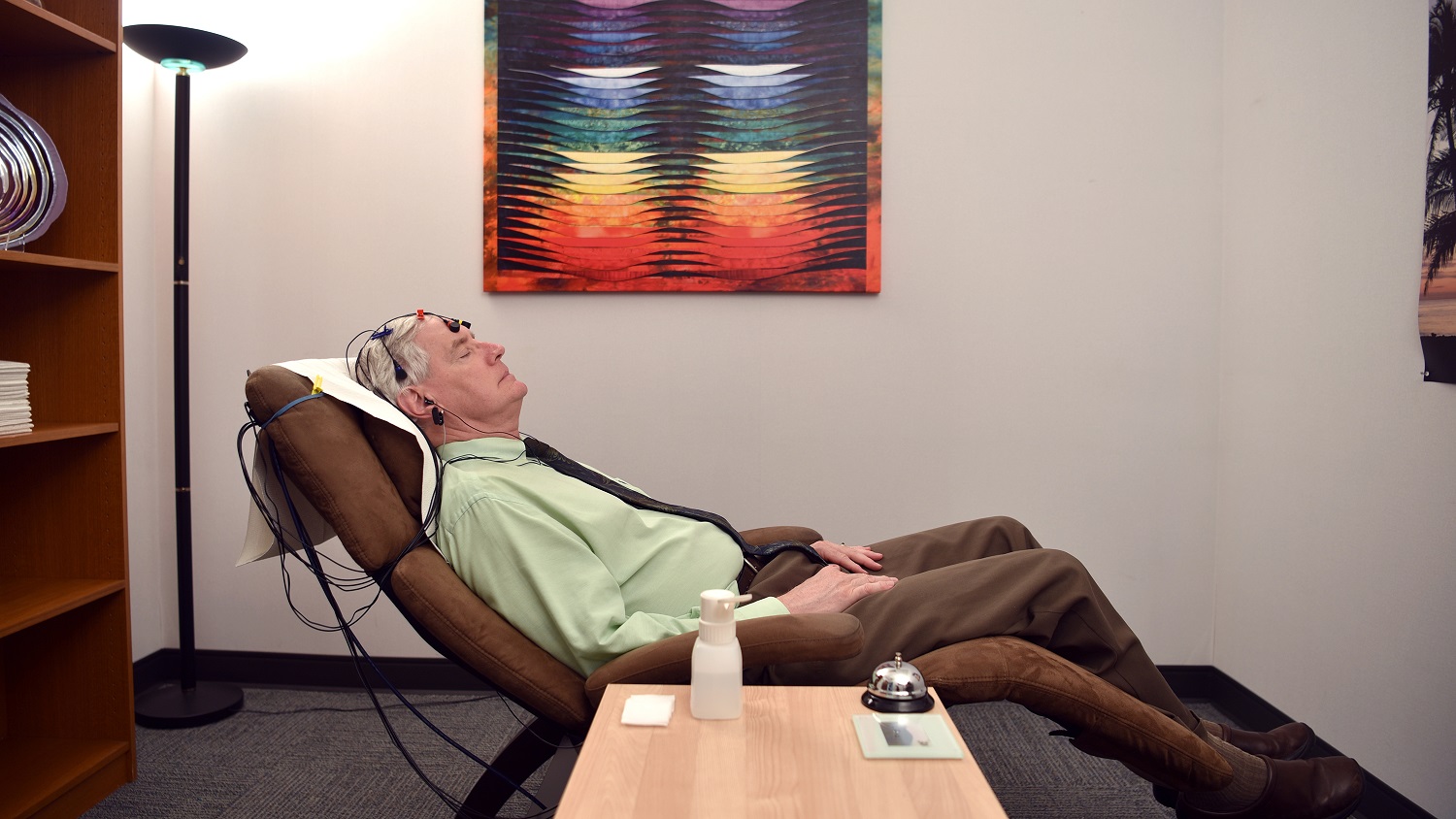 Listening to your own brainwaves reduces symptoms of stress, anxiety and insomnia in health care workers.