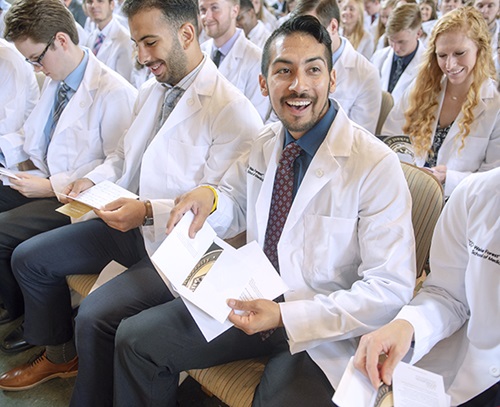 Students read personal notes with advice and encouragement from alumni during the White Coat ceremony