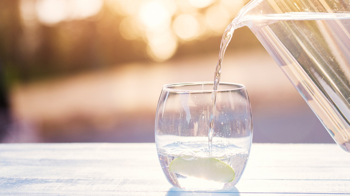 Water doing. Стакан воды. Вода в продуктах. Стакан воды с Речной водой. Вода стакан баннер.