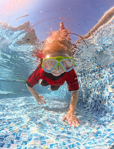 Ollie swimming underwater ina pool.