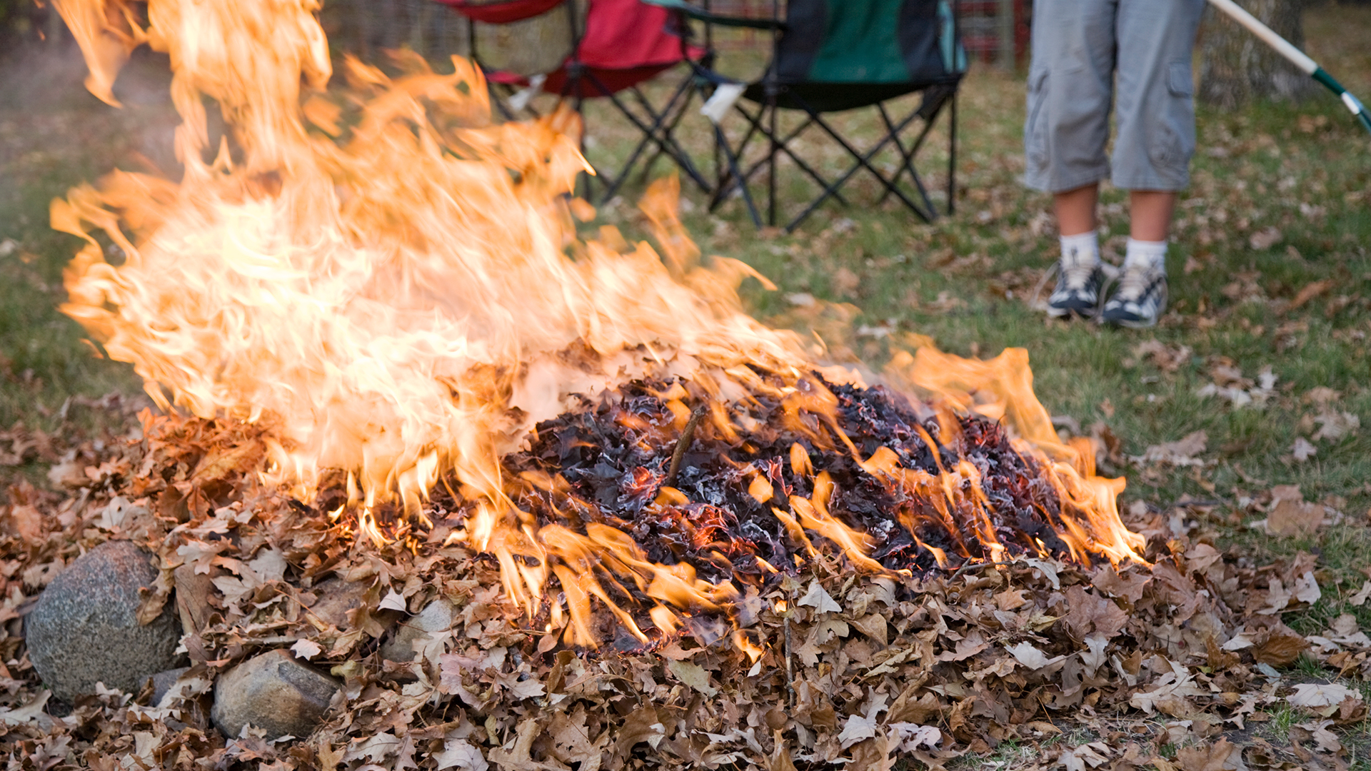 For many people, burning fallen leaves releases the smell of autumn. But it’s also releasing fine dust, soot and tiny particles that can lead to serious health consequences. 