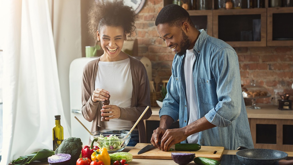 Getting a full meal delivered right to your doorstep sure sounds good. But can a meal delivery service also pay off nutritionally?