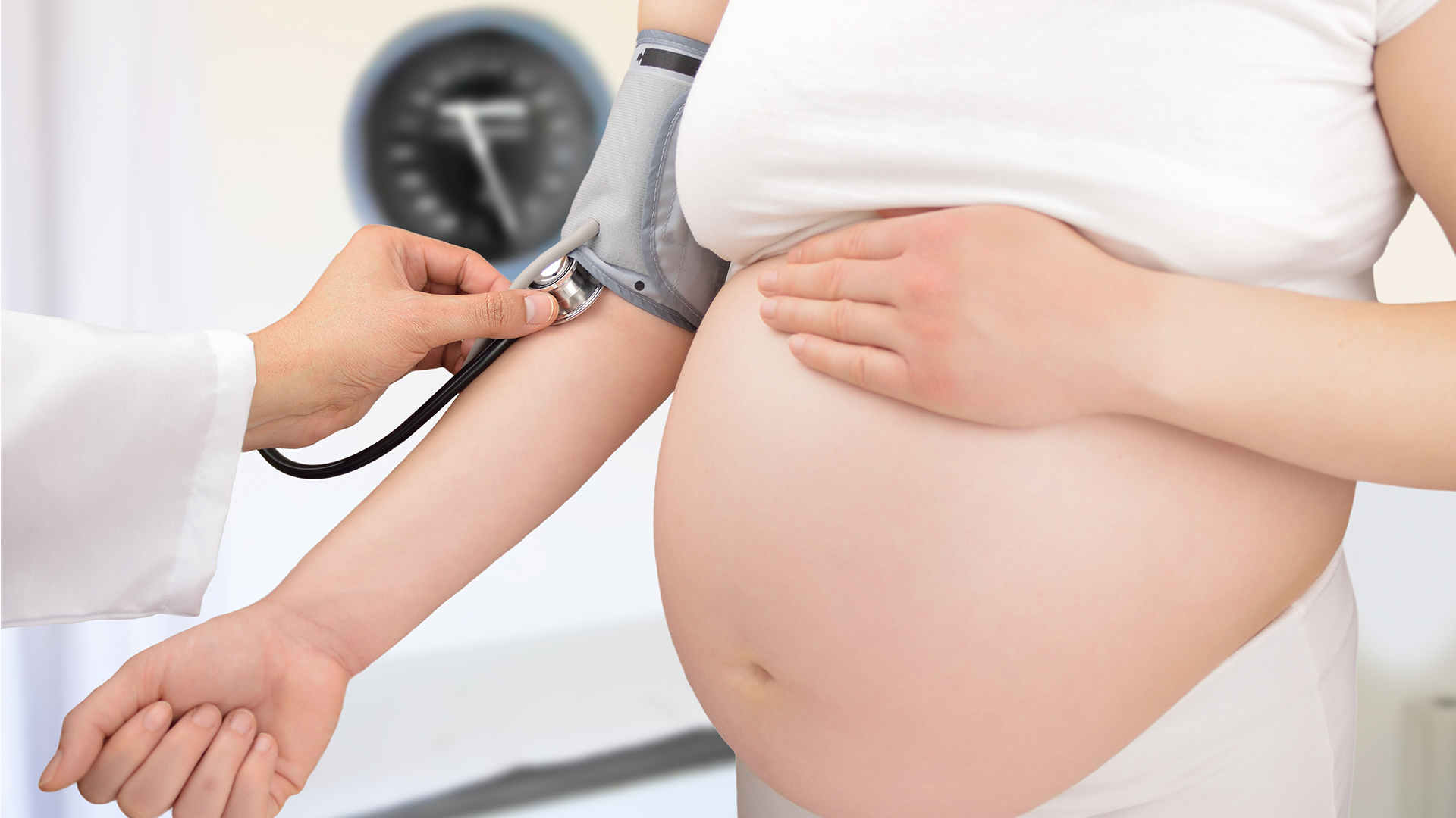 Pregnant woman has blood pressure tested