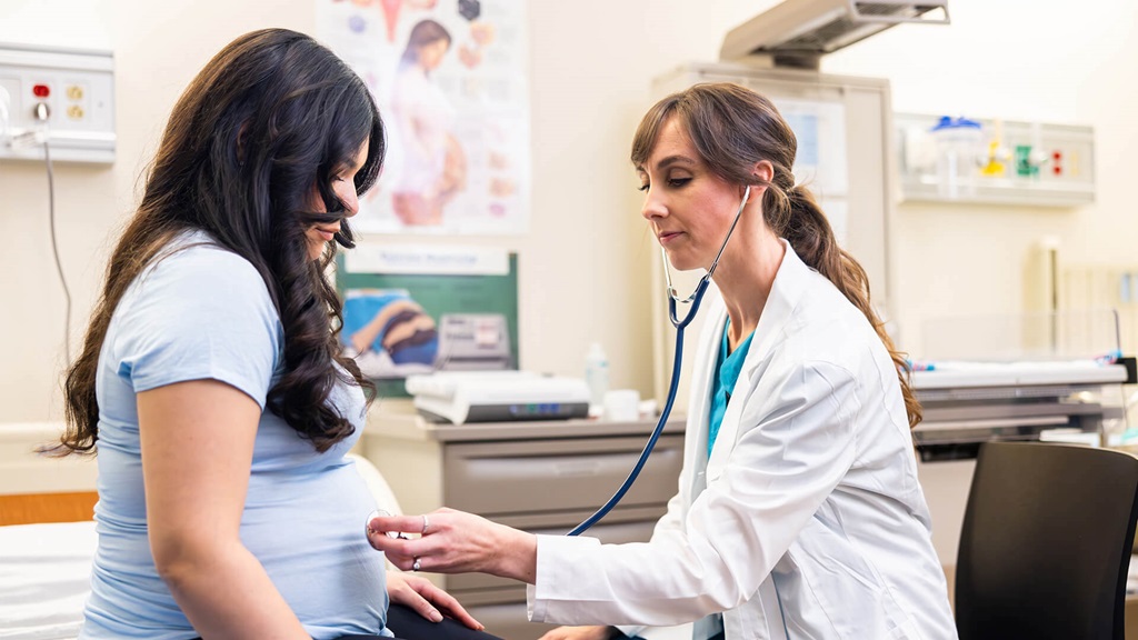 DoctorStethoscopeListenPregnantWoman 