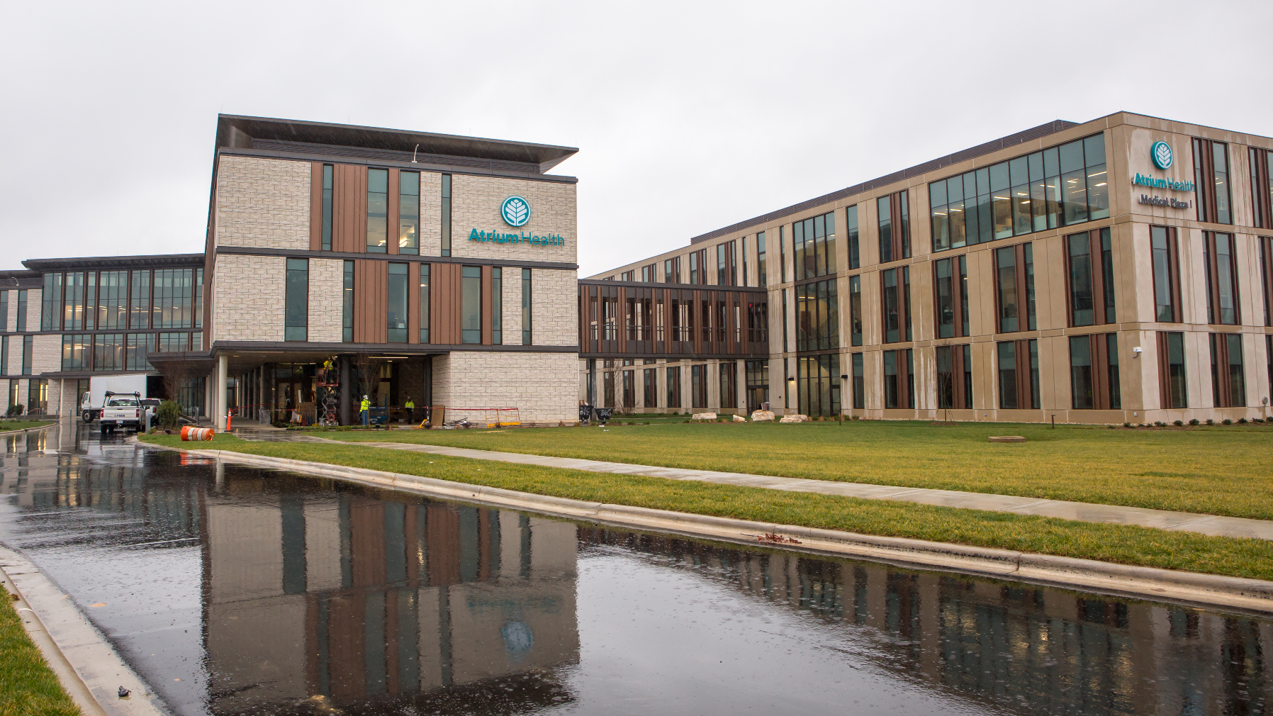 Exterior shot of LCI Union West, Atrium Health Levine Cancer Institute's newest location
